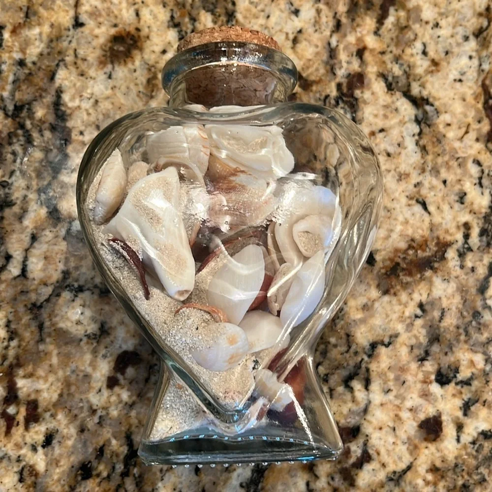 🐚 Decorative Sea Shells and Sand Art in Adorable Glass Heart with Cork Lid - Picture 8 of 10
